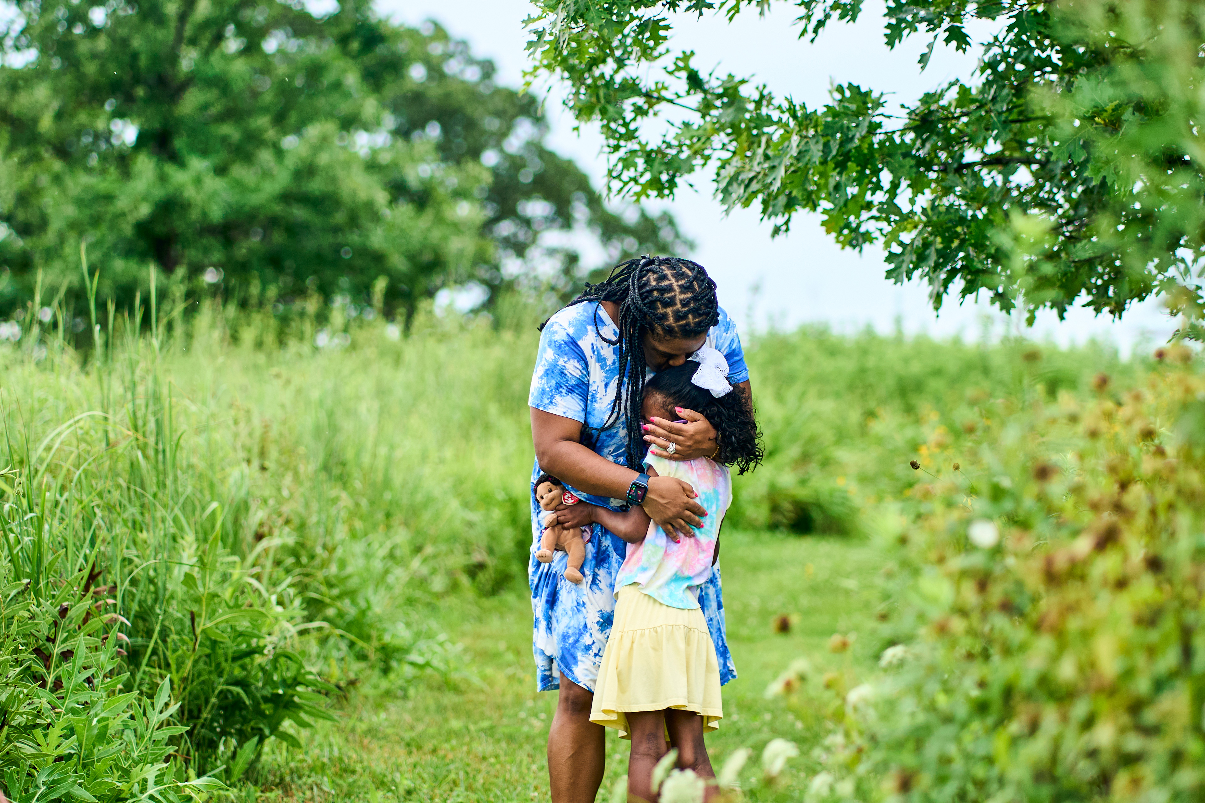 jones_005-resize A photo of Keyanna Jones hugging her daughter outside.